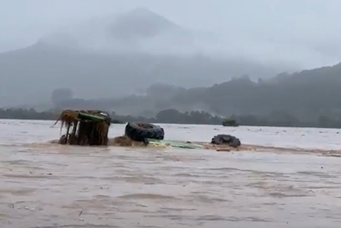 Máquina agrícola boiando em enchente no Rio Grande do Sul