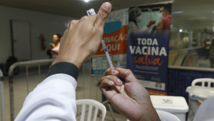 A Secretaria Municipal da Saúde (SMS), por meio do Programa Municipal de Imunizações (PMI), realiza as ações de vacinação extramuro contra Covid-19 e influenza, vírus causador da gripe