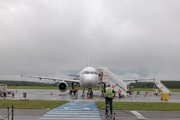 Voos comerciais começam a chegar ao RS após anúncio de malha aérea emergencial