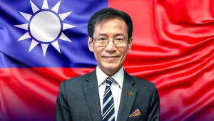 Benito Liao com a bandeira de Taiwan ao fundo