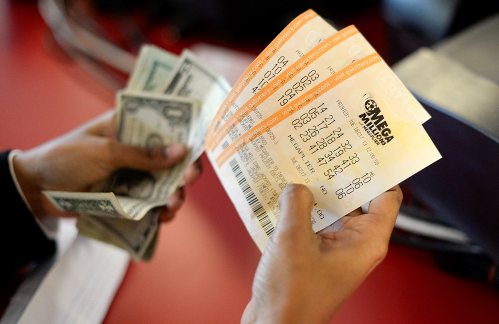Mão segura dinheiro e volantes de loteria