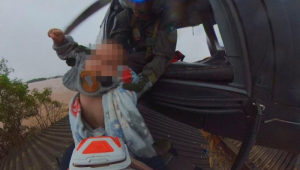 Imagem do resgate de um bebê na cidade de Lajeado, interior do Rio Grande do Sul