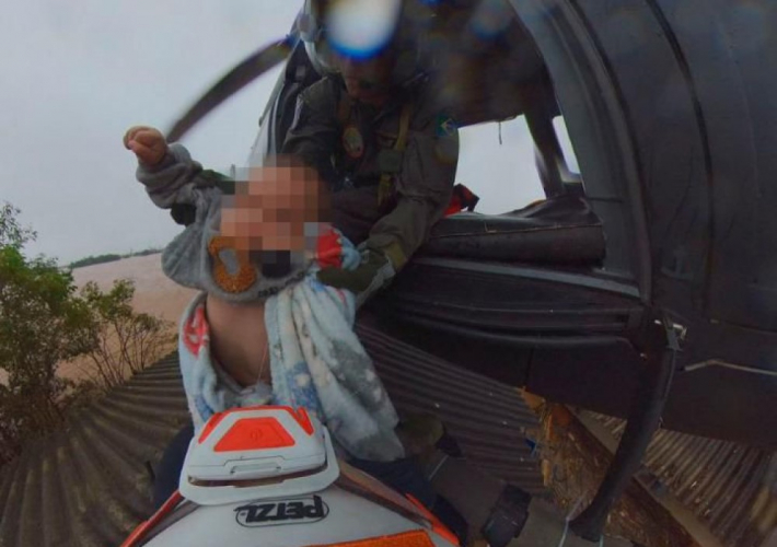 Vídeo mostra resgate impressionante de bebê por helicóptero; assista