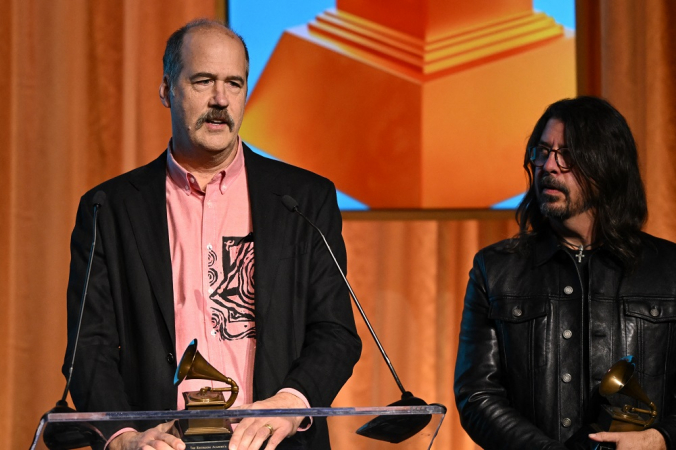 Os músicos norte-americanos Krist Novoselic e Dave Grohl recebem o Lifetime Achievement Award pelo Nirvana durante o Special Merit Awards da Recording Academy no Wilshire Ebell Theatre na véspera do Grammy Awards em Los Angeles