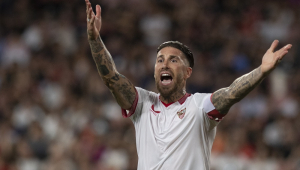 O zagueiro espanhol nº 4 do Sevilla, Sergio Ramos, reage durante a partida de futebol da liga espanhola entre Sevilla FC e FC Barcelona