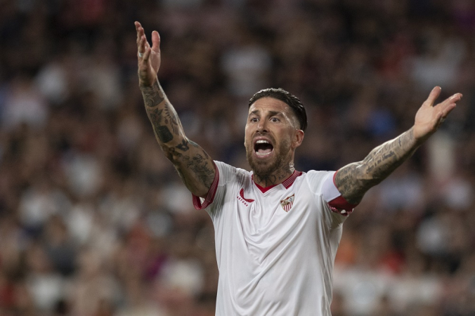 O zagueiro espanhol nº 4 do Sevilla, Sergio Ramos, reage durante a partida de futebol da liga espanhola entre Sevilla FC e FC Barcelona
