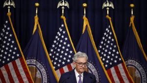 O presidente do Federal Reserve Bank, Jerome Powell, anuncia que as taxas de juros permanecerão inalteradas durante uma entrevista coletiva