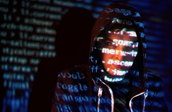 Ataque cibernético com hacker encapuzado irreconhecível usando realidade virtual, efeito de falha digital
