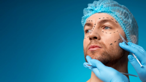 Homem recebendo aprimoramentos e ajustes através da ajuda de procedimentos cosméticos