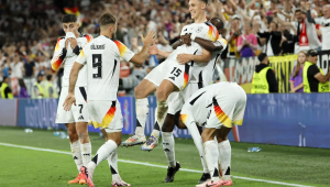 Nico Schlotterbeck da Alemanha (C) é comemorado pelos companheiros pela assistência para marcar o gol de 2 a 0 durante a partida das oitavas de final do UEFA EURO 2024 entre Alemanha e Dinamarca