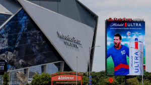 anúncio eletrônico com Lionel Messi da Argentina é visto fora do Estádio Mercedes-Benz, em Atlanta