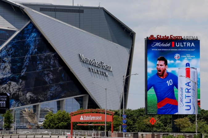 anúncio eletrônico com Lionel Messi da Argentina é visto fora do Estádio Mercedes-Benz, em Atlanta