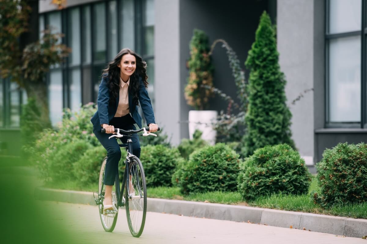 Andar de bicicleta beneficia a própria saúde e a mobilidade urbana 