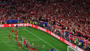 Jogadores da Dinamarca cumprimentam os seus adeptos após o jogo de futebol do Grupo C do UEFA EURO 2024