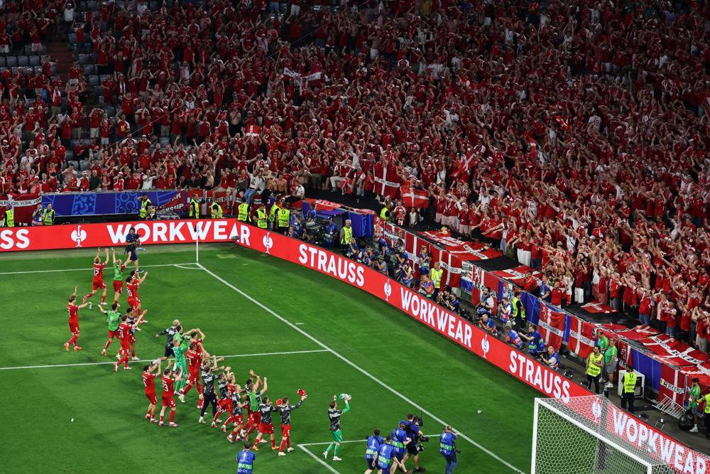 Jogadores da Dinamarca cumprimentam os seus adeptos após o jogo de futebol do Grupo C do UEFA EURO 2024