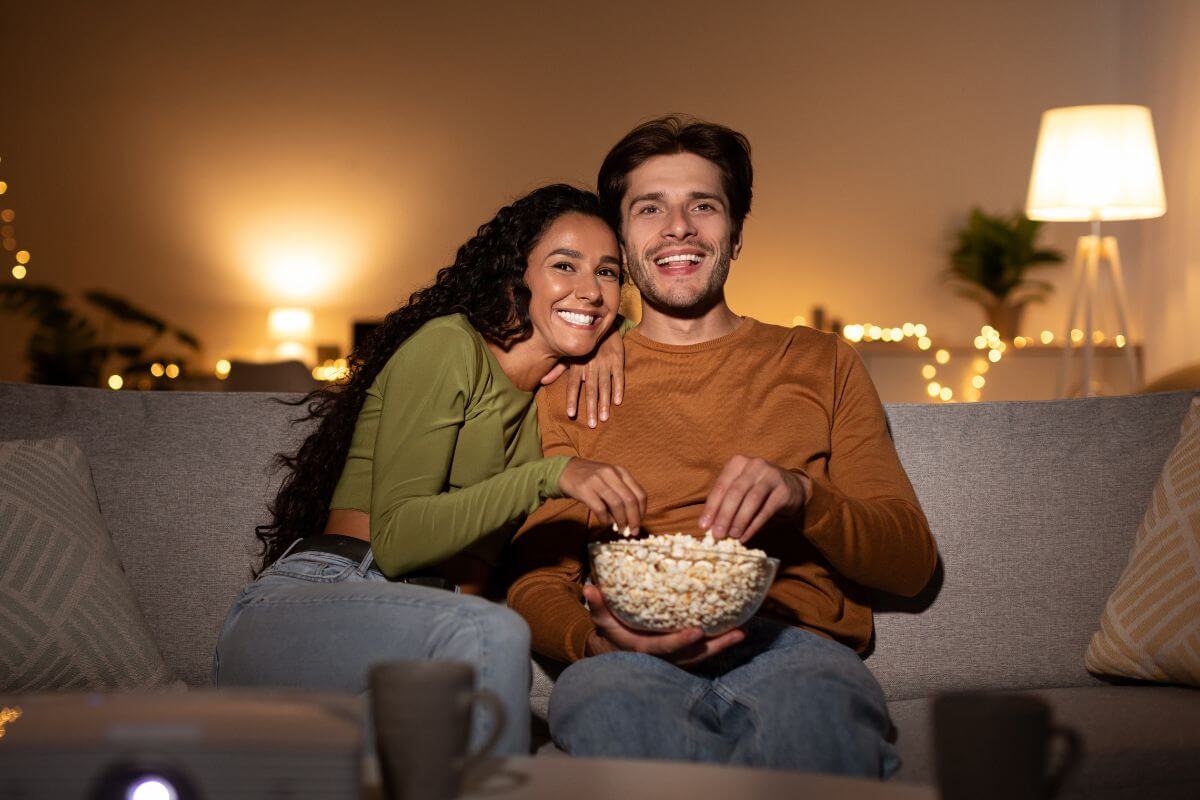 Filmes de comédia romântica são perfeitos para assistir com a pessoa amada no Dia dos Namorados 