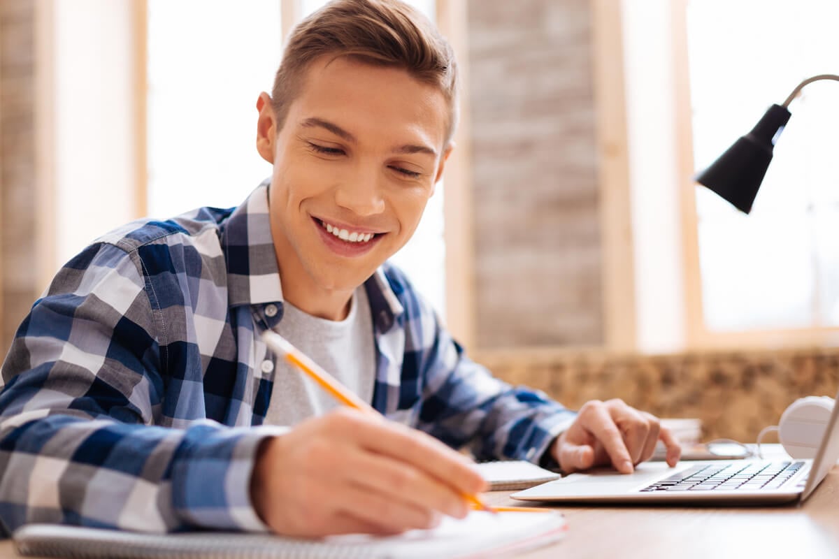 Com cinco meses para os vestibulares, estudantes devem ajustar estudos e cuidados pessoais para enfrentar essa fase desafiadora 