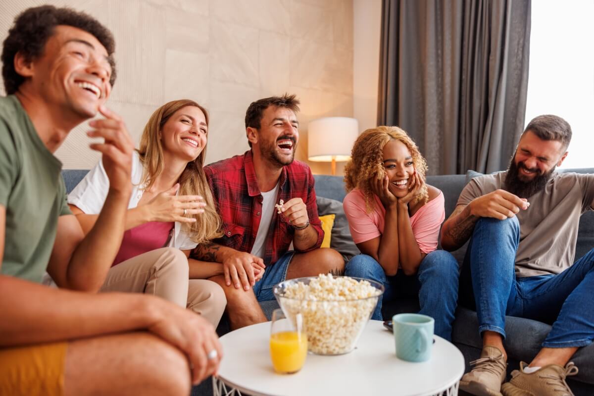 Aproveitar o fim de semana para assistir a filmes de comédia pode ser uma boa pedida para relaxar 