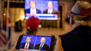 Apoiadores de Trump observam o primeiro debate eleitoral presidencial de 2024 entre o presidente dos EUA Joe Biden e o ex-presidente Donald J. Trump durante uma festa de observação em Miami
