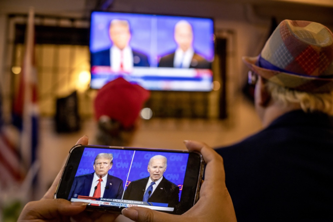 Apoiadores de Trump observam o primeiro debate eleitoral presidencial de 2024 entre o presidente dos EUA Joe Biden e o ex-presidente Donald J. Trump durante uma festa de observação em Miami
