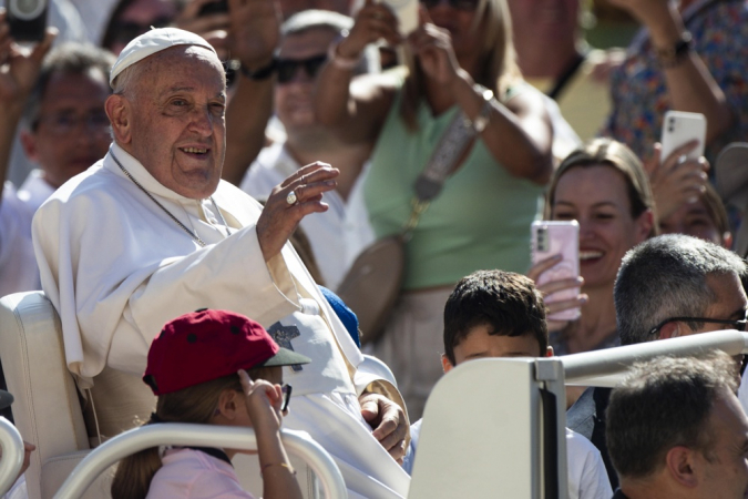 Papa Francisco (E) saúda fiéis durante audiência geral semanal na Praça de São Pedro, Cidade do Vaticano
