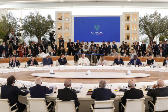O Papa Francisco se junta a líderes mundiais para a Cúpula do G7 no sul da Itália