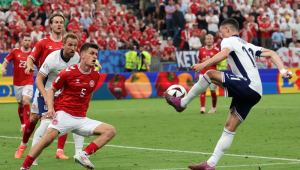 Phil Foden da Inglaterra (dir.) em ação contra Joakim Maehle Pedersen da Dinamarca durante a partida do grupo C do UEFA EURO 2024