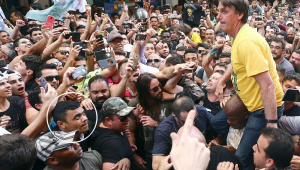 O candidato à presidência do Brasil, Jair Bolsonaro (PSL-RJ) é carregado nas costas por militantes durante ato político no Parque Halfeld de Juiz de Fora, em Minas Gerais. Detalhe no circulo, de Adelio Bispo de Oliveira, que desferiu uma facada ferindo o candidato.