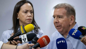 O candidato presidencial Edmundo González fala durante entrevista coletiva, neste sábado em Caracas (Venezuela)