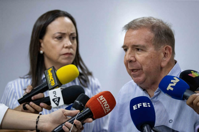 O candidato presidencial Edmundo González fala durante entrevista coletiva, neste sábado em Caracas (Venezuela)