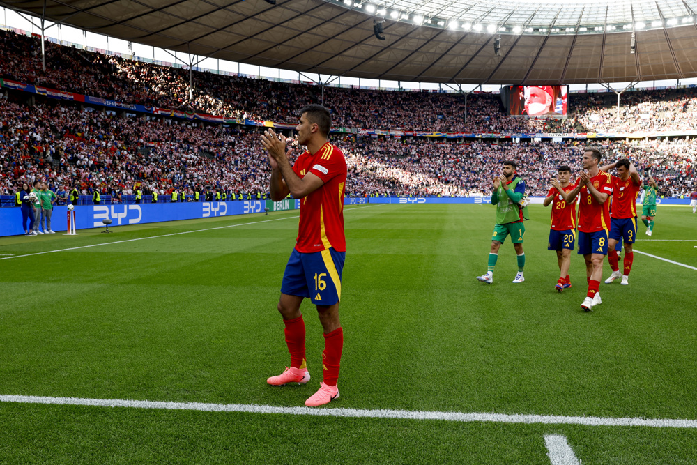 O meio-campista da seleção espanhola Rodri Hernández agradece o apoio dos torcedores após a partida do grupo B da Euro 2024