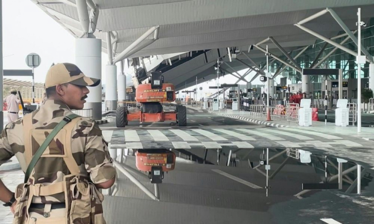 Teto de aeroporto da capital da Índia desabada e deixa ao menos um morto e oito feridos