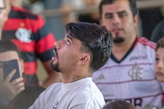O jogador Lucas Paquetá, do West Ham, atende fãs enquanto assiste a partida entre Flamengo e Millonarios, da Colômbia, válida pela sexta rodada a fase de grupos da Copa Libertadores 2024, realizada no estádio Maracanã