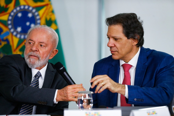 O presidente da República Luiz Inácio Lula da Silva (PT) acompanhado do Ministro da Fazenda, Fernando Haddad, assina sanção do projeto de Lei N° 2/2024, no Palácio do Planalto, em Brasília (DF),