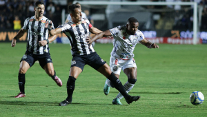 Pará jogador do Operário disputa lance com Diego Pituca jogador do Santos durante partida no estádio Germano Krüger