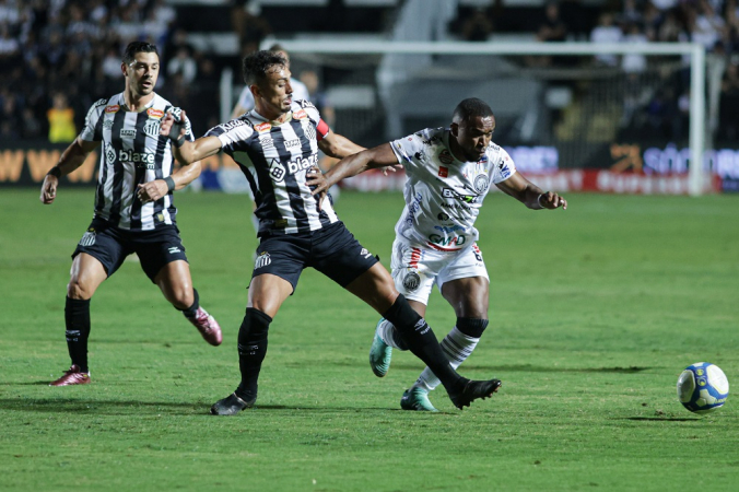 Pará jogador do Operário disputa lance com Diego Pituca jogador do Santos durante partida no estádio Germano Krüger