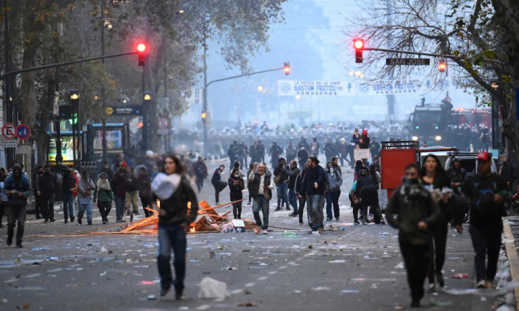 Manifestantes promovem distúrbio em frente ao Congresso argentino durante debate da reforma de Milei