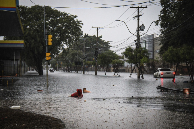 Ponto de alagamento na rua Fernando Ferrari, no bairro Anchieta, no acesso à Central de Abastecimento do Rio Grande do Sul