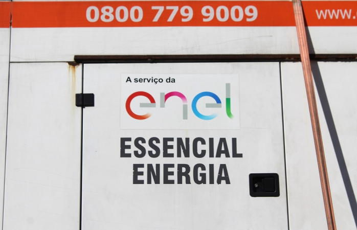 Gerador da concessionária ENEL é visto Rua 25 de Março