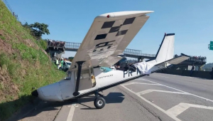 Avião faz pouso de emergência na rodovia Régis Bittencourt Foto Divulgação PRF