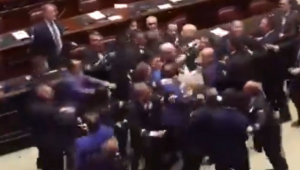 confusão no parlamento da italia