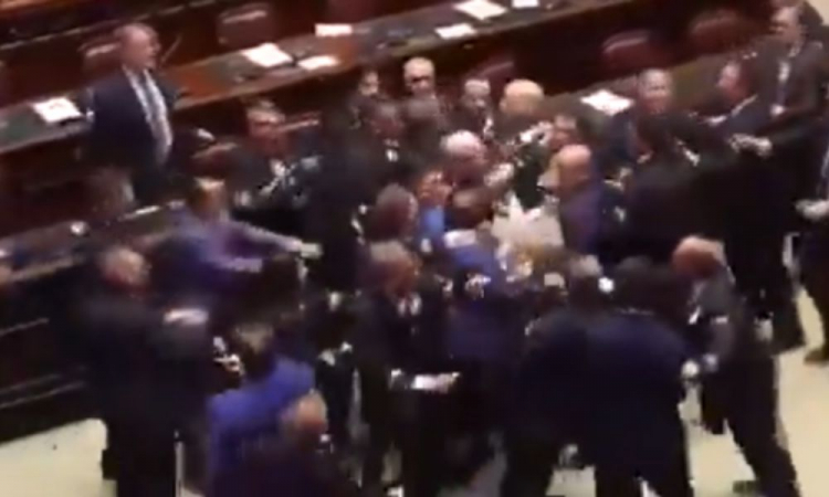 confusão no parlamento da italia