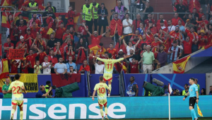 Ferran Torres (acima), da Espanha, comemora o gol de abertura durante a partida de futebol do grupo B
