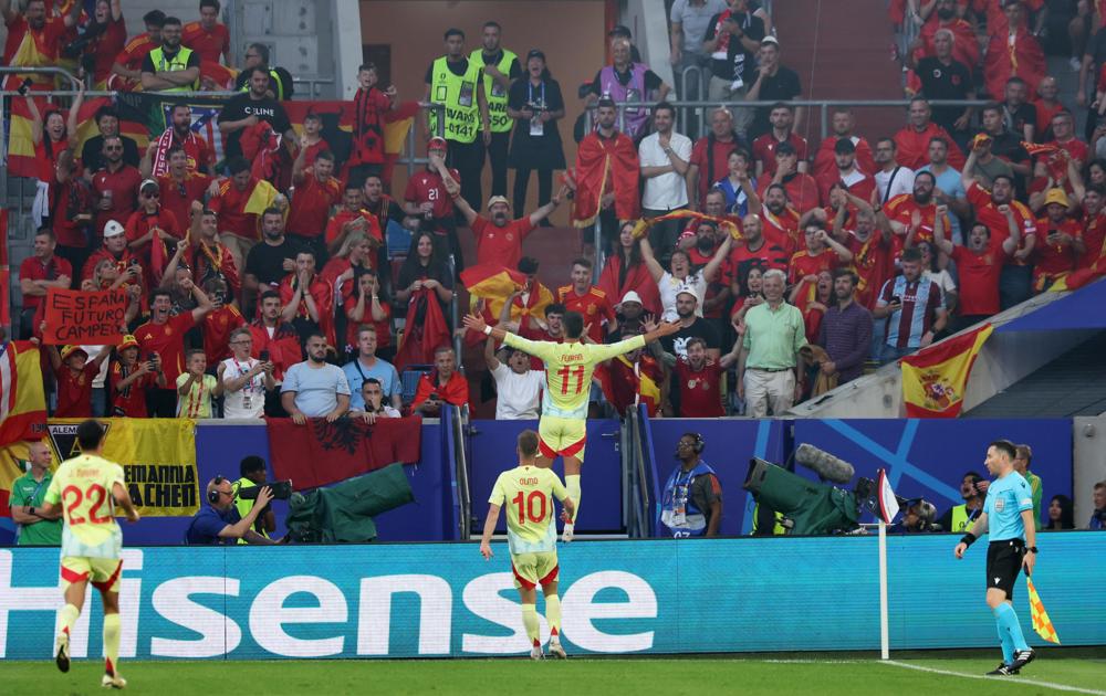 Ferran Torres (acima), da Espanha, comemora o gol de abertura durante a partida de futebol do grupo B