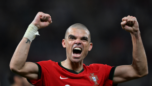 O defesa português #03 Pepe celebra em campo após o jogo de futebol do Grupo F do UEFA Euro 2024 entre Portugal e a República Checa, no Estádio de Leipzig, em Leipzig, a 18 de junho de 2024.