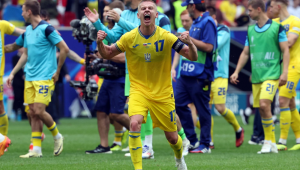 Oleksandr Zinchenko, da Ucrânia, reage após vencer o jogo de futebol do grupo E do UEFA EURO 2024 entre a Eslováquia e a Ucrânia, em Dusseldorf, Alemanha, a 21 de junho de 2024. (Alemânia, Eslováquia, Ucrânia)