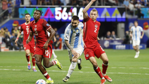 Moise Bombito (L) do Canadá Lionel Messi (C) da Argentina e Alistair Johnston do Canadá lutam pelo controle da bola durante o segundo tempo do grupo A da CONMEBOL Copa América 2024 partida entre Argentina e Canadá, em Atlanta, Geórgia, EUA, 20 de junho de 2024