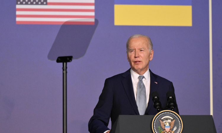 O presidente dos EUA, Joe Biden, dá uma conferência de imprensa conjunta com o presidente ucraniano depois de assinarem um acordo de segurança após uma reunião bilateral à margem da cimeira do G7 em Savelletri (Brindisi), Itália, 13 de junho de 2024. A 50.ª cimeira do G7 reunirá os Líderes do Grupo dos Sete Estados-Membros no resort Borgo Egnazia, no sul da Itália, de 13 a 15 de junho de 2024