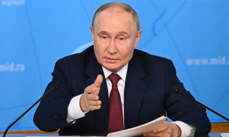 O presidente da Rússia, Vladimir Putin, reúne-se com a liderança do Ministério das Relações Exteriores da Rússia em Moscou em 14 de junho de 2024.
