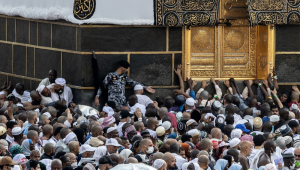 Peregrinos muçulmanos realizam a circunvolução de despedida ou "tawaf", circulando sete vezes ao redor da Caaba, o santuário mais sagrado do Islã, na Grande Mesquita da cidade sagrada de Meca, em 18 de junho de 2024, no final da peregrinação anual do hajj.